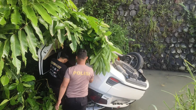 Mobil Terjun ke Jurang Polisi Evakuasi Pengemudi Penumpang