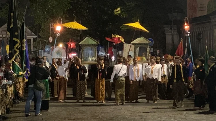 Keraton Kasunanan Surakarta Hadiningrat Jalankan Tradisi Kirab Malam Selikuran