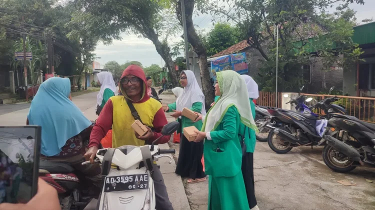 Peringati Nuzulul Qur'an, Srikandi NU Tanon Tebar 1.000 Paket Takjil
