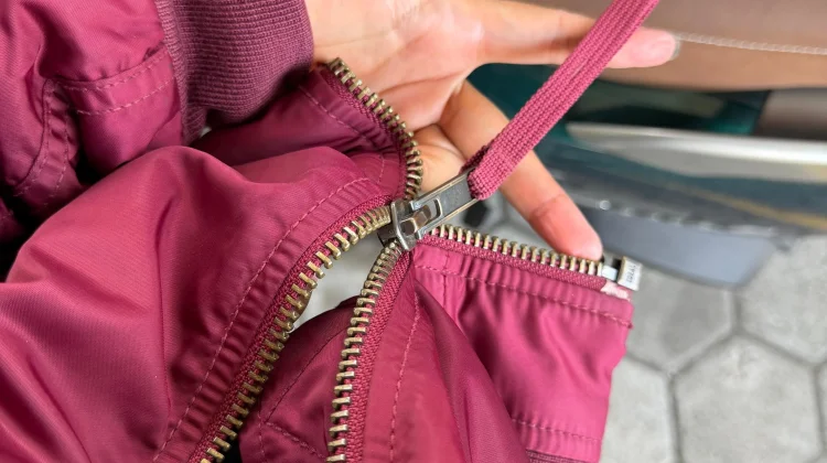 Resleting Jaket Ngadat, Masih Bisa Dipakai?