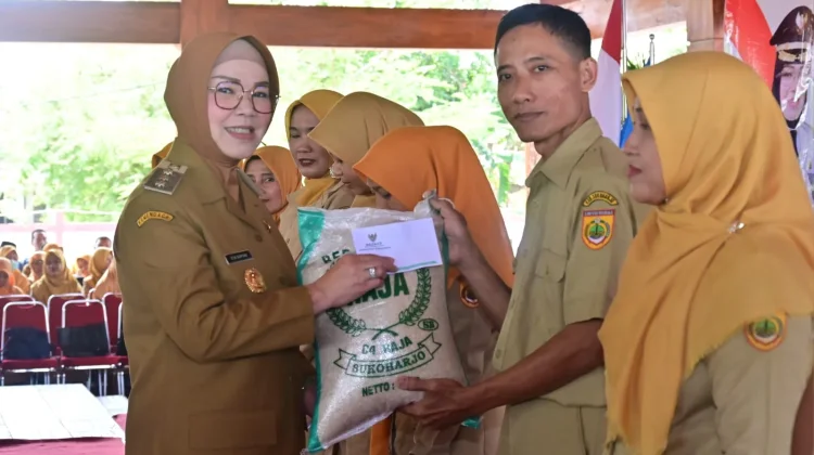 Bupati Sukoharjo Berikan Santunan Kepada 1.573 Guru non ASN