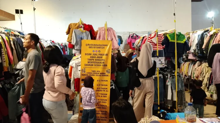 Warga Karanganyar Tumpah Ruah di Ramadhan Sale Gedung Wanita