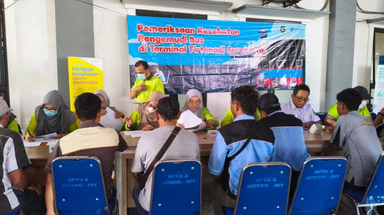Dinas Kesehatan Surakarta Gelar Cek Kesehatan Sopir Bus di Terminal Tirtonadi