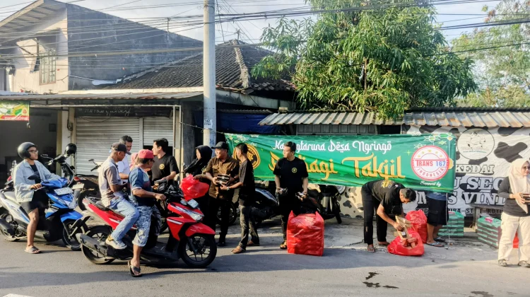 Aksi Sosial Ramadan, Karang Taruna Ngringo Bagikan 1.000 Takjil