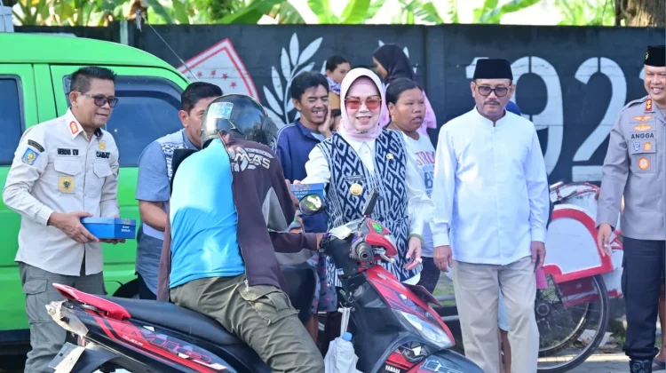 Bupati Sukoharjo Bersama Forkompimda Bagikan Takjil di Bunderan Pandowo Soba