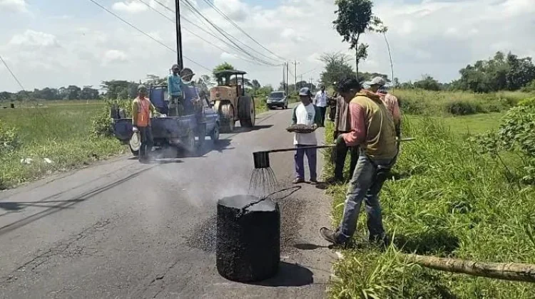 Jelang Lebaran, Perbaikan Jalan Rusak di Klaten Terus Dikebut