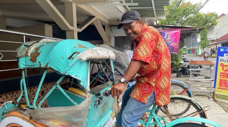 Kisah Mashudi, Pengayuh Becak Sekaligus Imam Masjid di Surakarta