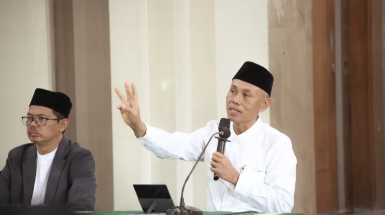 UMS Bagikan Bingkisan untuk Ratusan Tenaga Outsourcing dan THL