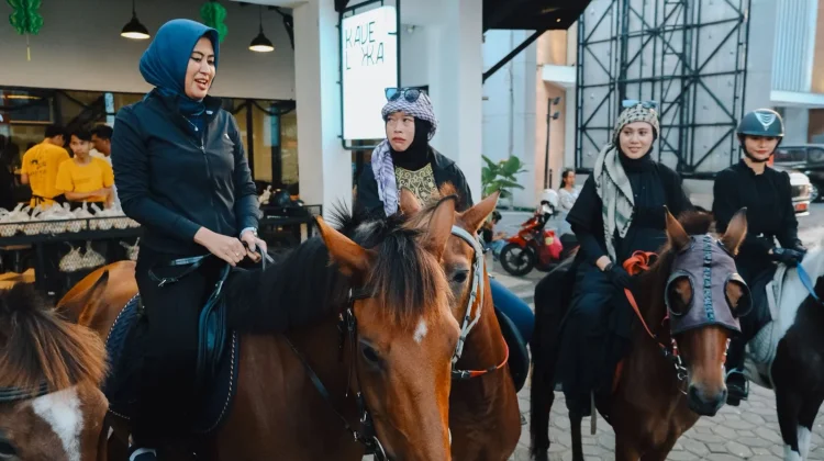 Wawali Solo Bersama Komunitas Berkuda dan Reptil Bagikan Takjil di Slamet Riyadi