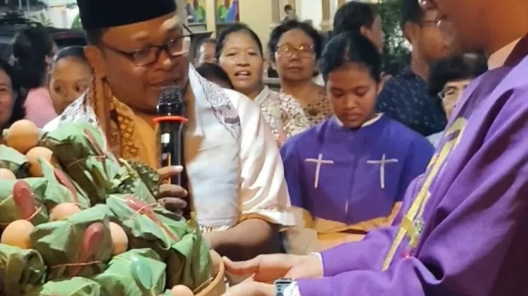 Pemuda Muslim Sukoharjo Bagikan Takjil Toleransi Kepada Jemaat Gereja Hati Kudus