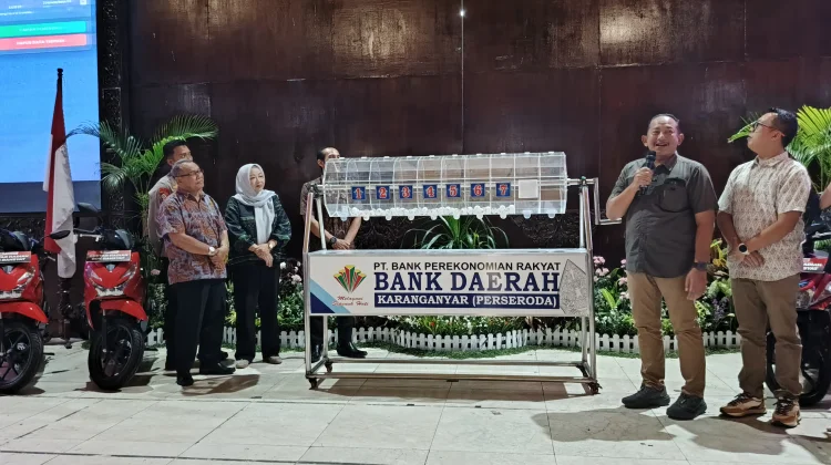 HUT Ke-57 Bank Daerah Karanganyar, Rining Sukamto Asal Jenawi Raih Hadiah Mobil Brio