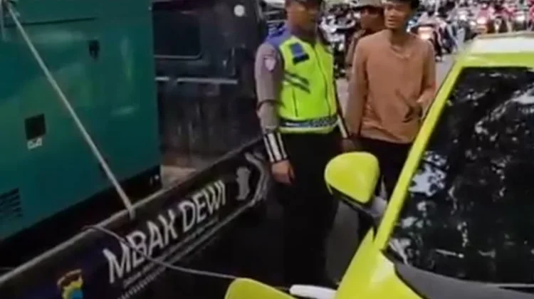 “MBAK DEWI” Polres Sragen Jadi Penyelamat Pemudik Mobil Listrik saat Kehabisan Daya