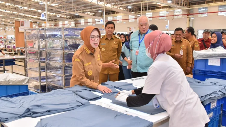Pastikan Pembayaran THR, Bupati Sukoharjo Lakukan Sidak di Dua Perusahaan