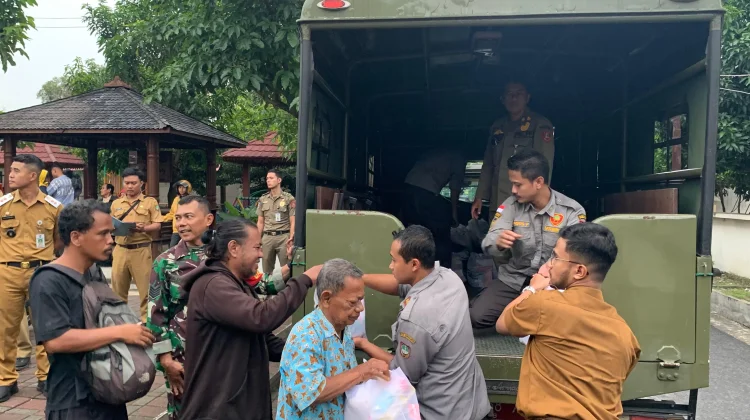 Forkopimda Solo Bagikan 250 Paket Sembako Kepada Warga Gilingan
