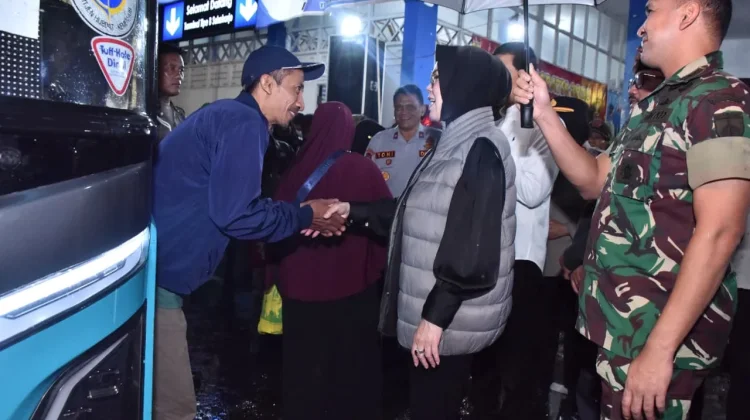 Bupat Sukoharjo Sambut Warganya yang Pulang dalam  Program Mudik Gratis