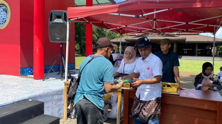 Kagama Surakarta Bagikan 1.086 Sarung untuk Warga di Balai Kota