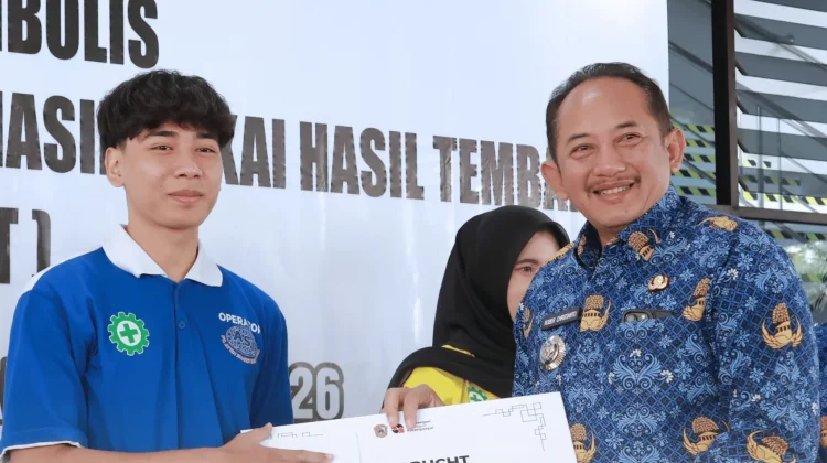 Bupati Karanganyar Serahkan BLT Cukai Tahap I bagi 1.869 Buruh Rokok