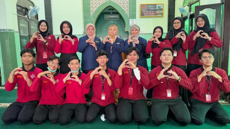 TBM Gyrus UMS Gandeng Rumah Zakat, Gelar Pengobatan Gratis Bagi Warga Solo