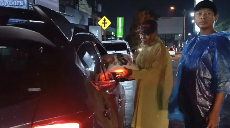 Turun ke Jalan dan Ketuk Pintu, Solusi Indonesia Kembali Bagikan Paket Beras 5Kg