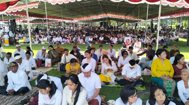 Puluhan Ribu Umat Hindu Hadiri Upacara Tawur Agung di Candi Prambanan