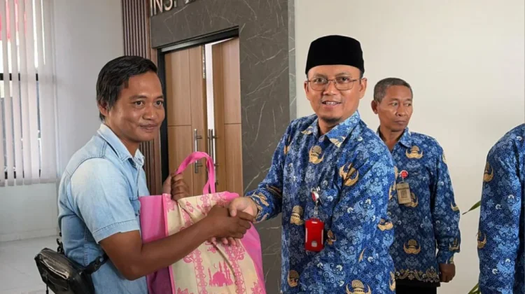 ASN Sragen Baksos Bagikan Bingkisan Lebaran kepada Masyarakat