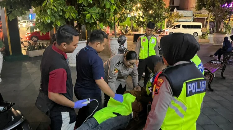 Aksi Sigap Polwan Polresta Surakarta Evakuasi Warga Pingsan