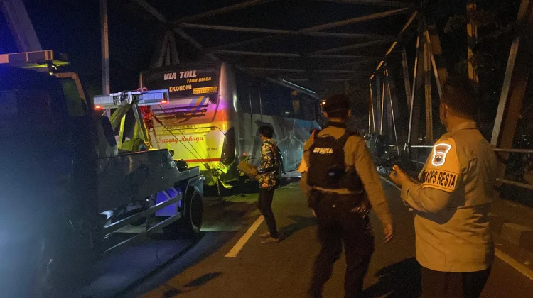Laka Bus Sugeng Rahayu di Jembatan Jurug, Jalur Solo-Karanganyar Sempat Tersendat