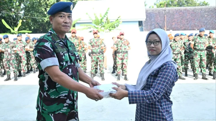 Semangat Berbagi Ramadan, Wingdik 400/Matukjur Simbolis Serahkan Zakat Fitrah