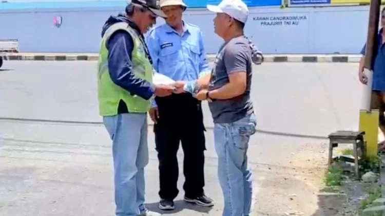 Sasar Tukang Becak dan Sopir Taksi, Wawan Pramono Salurkan Zakat di Colomadu
