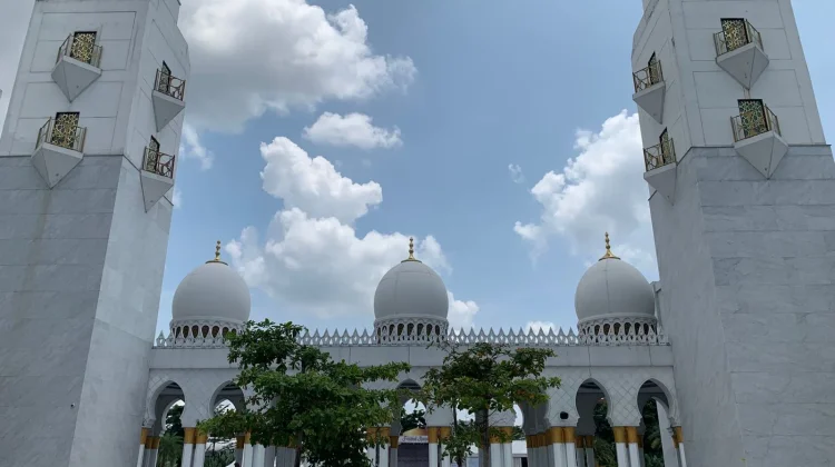 Masjid Raya Sheikh Zayed Solo Siapkan Salat Id, Kapasitas 15 Ribu Jemaah