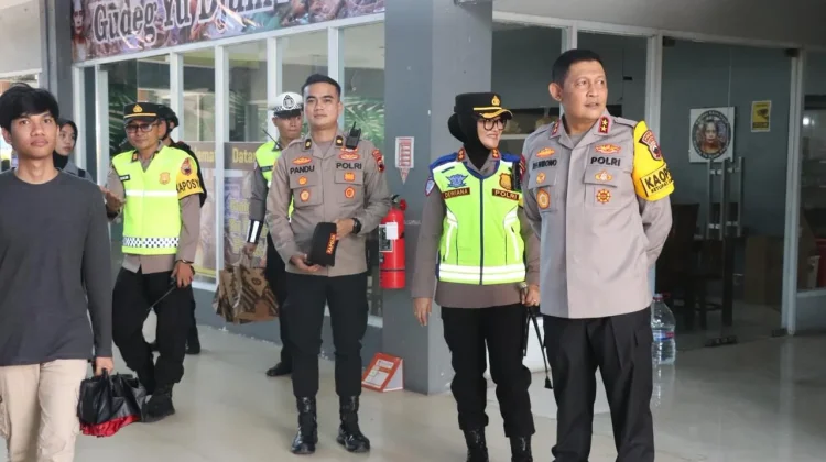 Kapolda Jateng Tinjau Posyan Rest Area Sragen, Tegaskan Kewaspadaan Personel