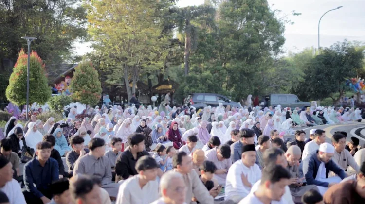 Ribuan Jamaah Ikut Salat Idulfitri di Edutorium UMS, Seruan Istikamah Menguat