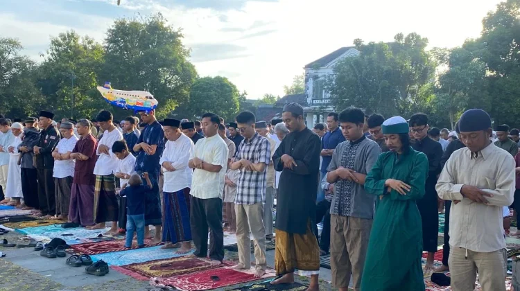 Ribuan Jemaah Padati Pamedan Mangkunegaran Laksanakan Salat Idulfitri
