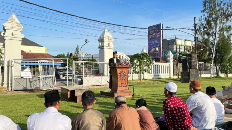 Khotbah di Lapangan Kottabarat, Prof Andri: Pentingnya Istiqamah Usai Ramadan