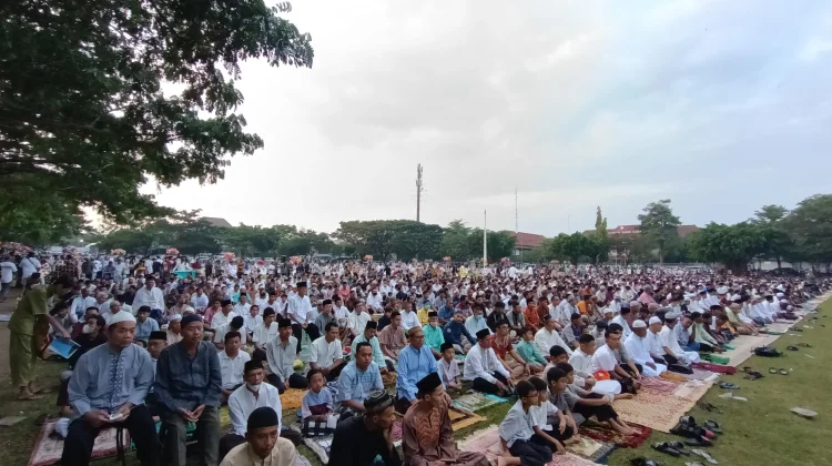 Ribuan Warga Muhammadiyah Karanganyar Shalat Id di Alun-Alun