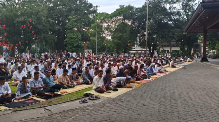 Ribuan Jemaah Padati Salat Idulfitri di Balai Kota Surakarta