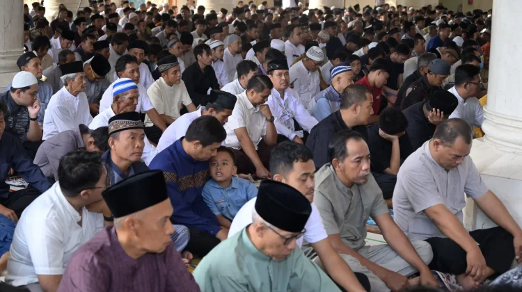 Khidmad, Ribuan Warga Karanganyar Tunaikan Shalat Ied di Masjid Agung Madaniyah