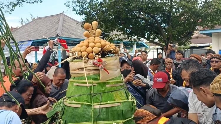 Warga Berebut Gunungan Garebeg Pasa Keraton Solo