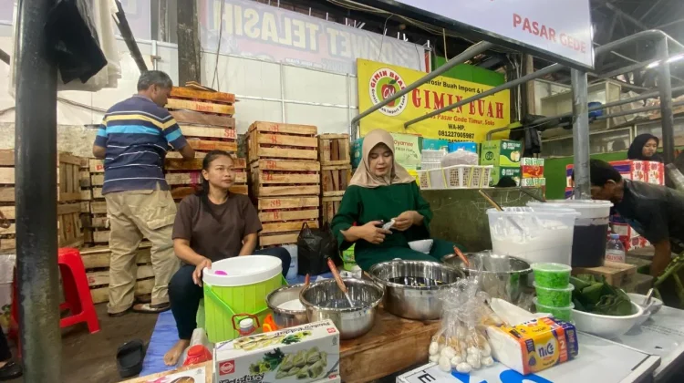 Pemudik Jakarta Terpikat Kesegaran Dawet Telasih di Pasar Gede Solo