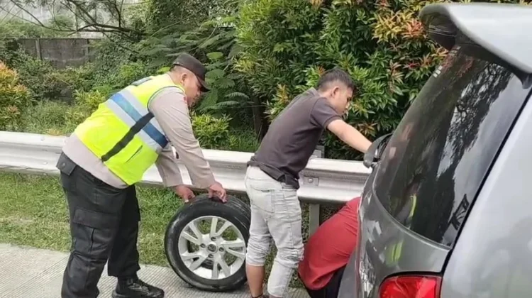 Polres Karanganyar Sigap Bantu Wisatawan, Arus Balik Tetap Lancar