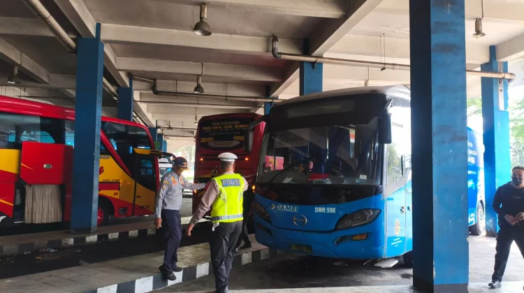 Bus Damri Tak Laik Jalan saat Angkutan Lebaran Ditahan Petugas Tirtonadi