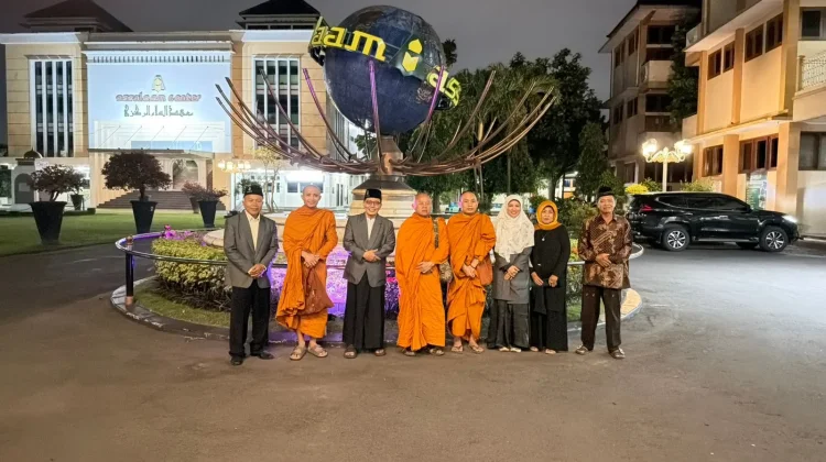 Biksu STIAB Smaratungga Ngampel Boyolali Kunjungi PPMI Assalaam