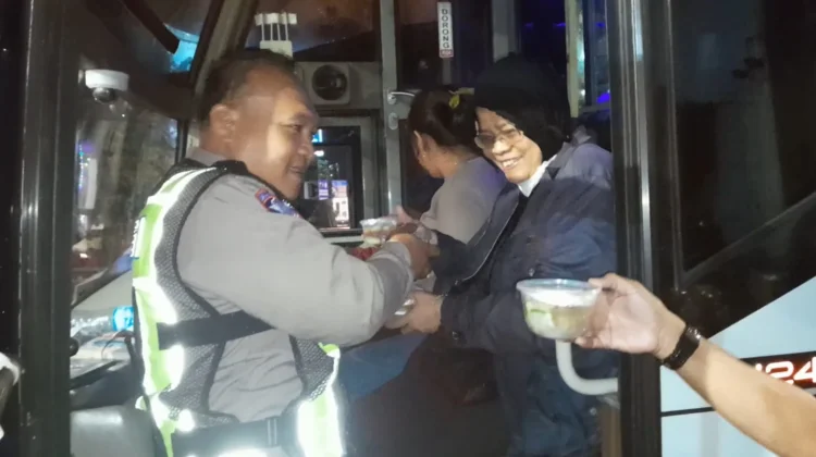 Berbagi Kehangatan, Pospam Lebaran Kartasura Sajikan Bakso untuk Pemudik