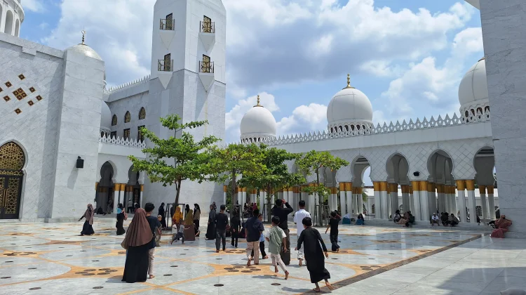 Libur Lebaran, Masjid Raya Sheikh Zayed Solo Menjadi Favorit Wisatawan