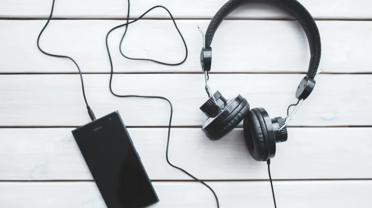 Sejarah Awal Munculnya Headset dan Earphone dalam Dunia Audio