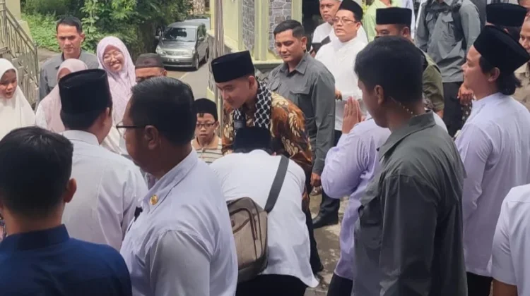 Kunjungi Ponpes Wali Songo Sragen, Wapres Gibran Dorong Santri Kuasai AI-Robotik
