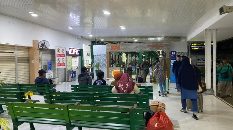 Arus Balik di Stasiun Purwosari: Pemudik Manfaatkan Program Mudik Gratis