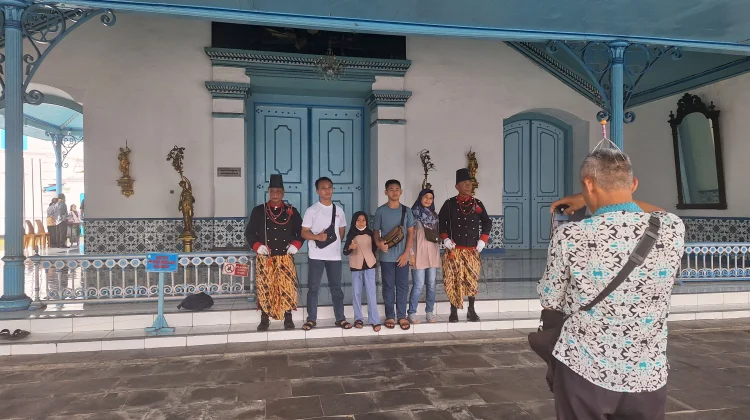 Libur Lebaran ,Ribuan Wisatawan Kunjungi Keraton Kasunanan Surakarta