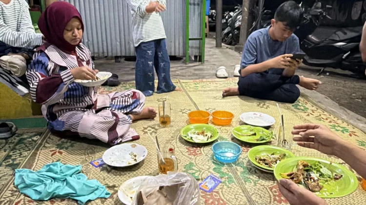 Kisah Warung Pinggir Jalan Favorit Lebaran