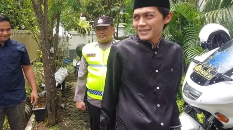 Libur Lebaran, Rumah Jokowi Dibanjiri Masyarakat, Gus Iqdam Ikut Bersilaturahmi